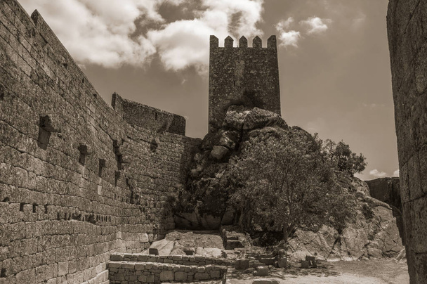 Polku muurin yli ja torni pitää linnassa
 - Valokuva, kuva