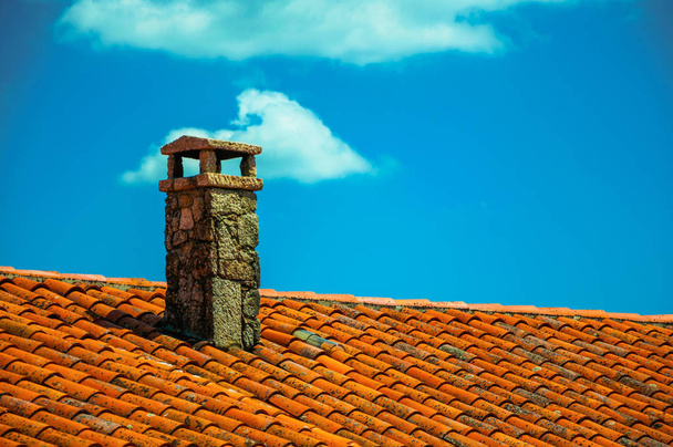 Střešní terasa pokryté šindele a kamenným komínem - Fotografie, Obrázek