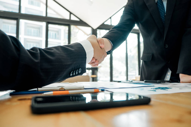 Businesspeople partnerek kezet, miután teljes megállapodás p - Fotó, kép