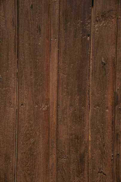 Karkea puulaudat vanhassa ovessa
 - Valokuva, kuva