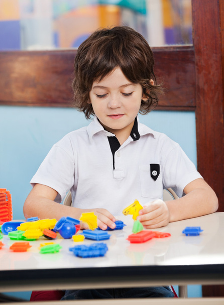 Junge spielt im Klassenzimmer mit Bauklötzen - Foto, Bild