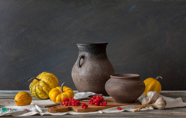 Still life in a rustic style. Harvest. Natural light from the window. - Foto, Bild