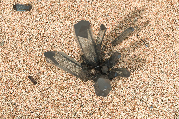Un amas de cristal magique se rassemblent dans le désert, rendu 3d
. - Photo, image