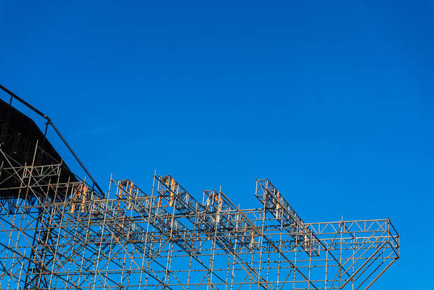 Металева конструкція зібраних труб для проведення сцени, блакитне небо
  - Фото, зображення