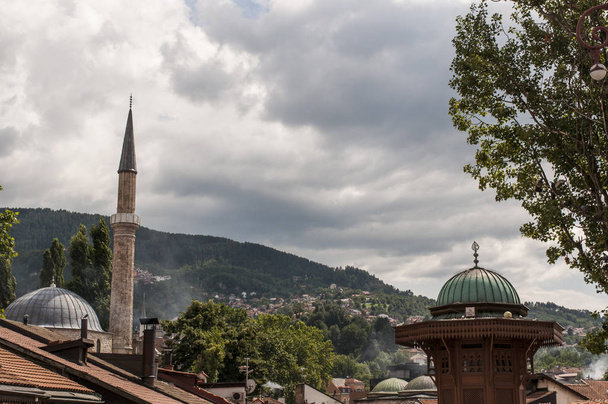Bosnia-Erzegovina, 07 / 08 / 2018: l'iconica Sebilj, la fontana in legno in stile ottomano costruita da Mehmed Pasha Kukavica nel 1753, simbolo della piazza Bascarsija, dell'antico bazar e del centro storico di Sarajevo
 - Foto, immagini