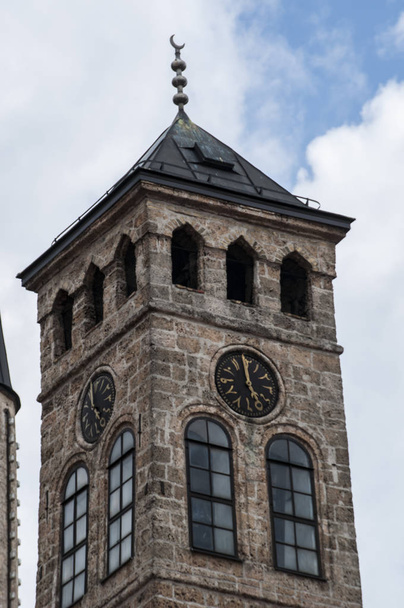 Sarajevo, Bosnien und Herzegowina, 07 / 08 / 2018: Sarajevska sahat-kula, der Uhrturm, der von gazi husrev-beg, Gouverneur des Gebiets während der osmanischen Zeit, erbaut wurde, der höchste von 21 Uhrtürmen des Landes - Foto, Bild