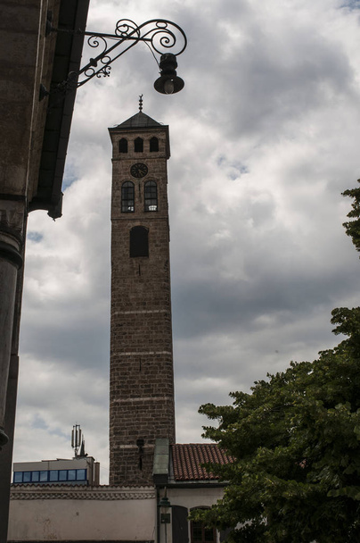 Sarajevo (Bosnie-Herzégovine), le 07 / 08 / 2018 : la sahat-kula, la tour de l'horloge construite par Gazi Husrev-beg, gouverneur de la région pendant la période ottomane, la plus haute des 21 tours de l'horloge du pays
 - Photo, image