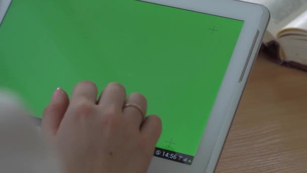 Piękna dziewczyna za pomocą tabletu z pre-Keyed zielony ekran - Materiał filmowy, wideo