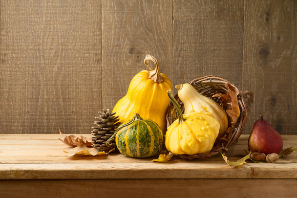 Autumn harvest background with pumpkin and squash on wooden tabl - Foto, Imagen
