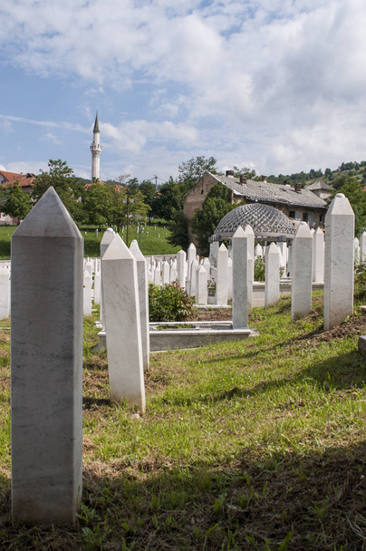 Sarajevo, 07 / 08 / 2018: vista aérea del Sehidsko Mezarje Kovaci, cementerio de Kovaci, donde están enterrados los soldados del Ejército de Bosnia y Herzegovina, asesinados durante la Guerra de Bosnia (1992-1995)
 - Foto, Imagen