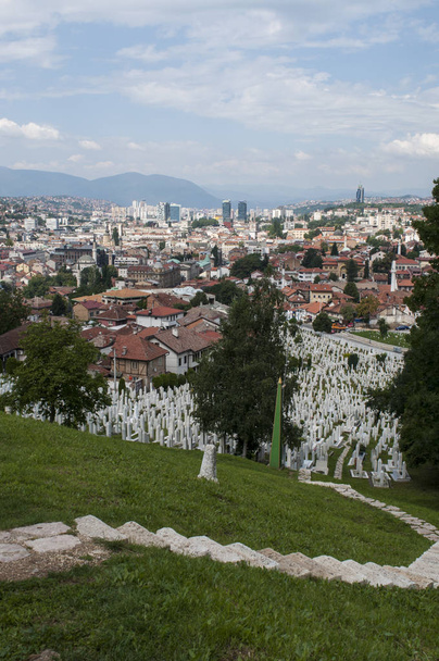 Sarajevo, 07 / 08 / 2018 : Vue aérienne du cimetière Sehidsko Mezarje Kovaci, où sont enterrés les soldats de l'armée de Bosnie-Herzégovine, tués pendant la guerre de Bosnie (1992-1995)
 - Photo, image