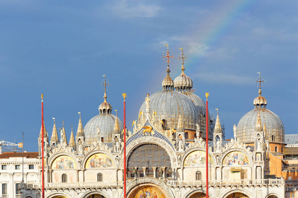 Arcobaleno sulla basilica di San Marco a Venezia
 - Foto, immagini