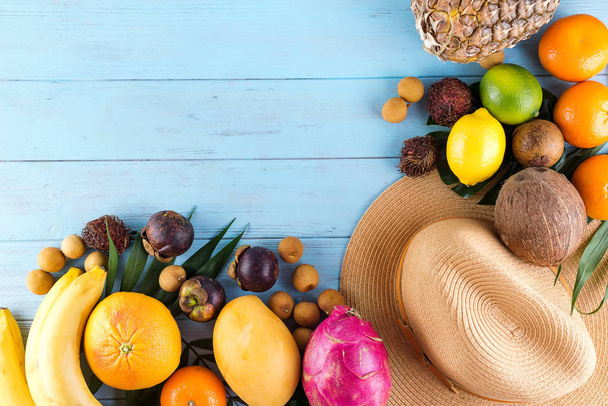 Trópusi gyümölcsök és kalap evés diéta Concept élelmiszer-keret a másolási tér feletti fa háttér trópusi téma - Fotó, kép
