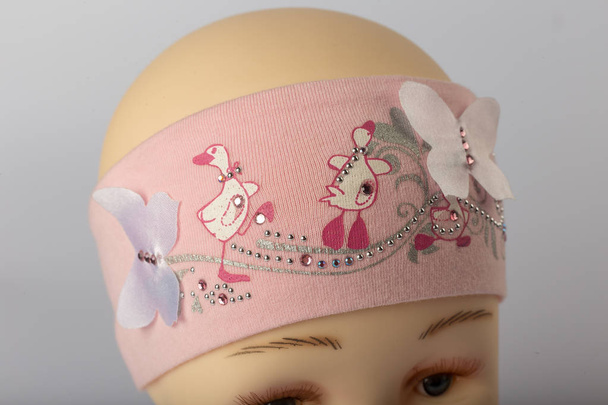 Maniquí de cabeza de niño con vendaje para niñas sobre fondo blanco
. - Foto, Imagen