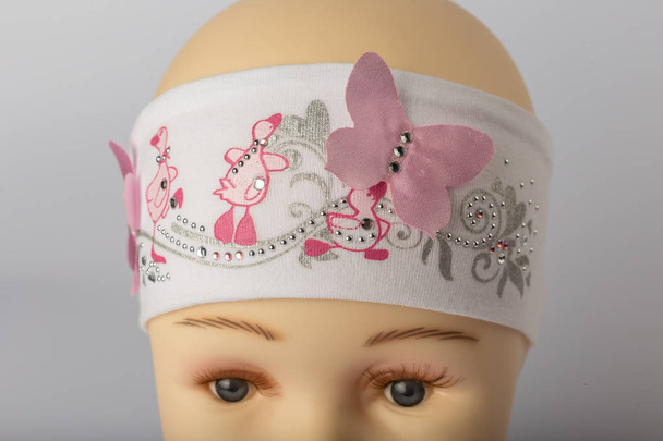 Hoofd van kind mannequin met bandage voor meisjes op witte achtergrond. - Foto, afbeelding
