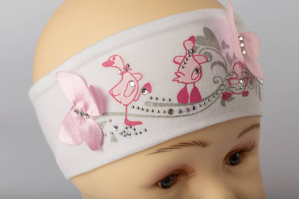 Maniquí de cabeza de niño con vendaje para niñas sobre fondo blanco
. - Foto, Imagen