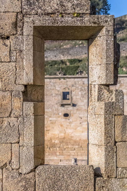 Veduta dell'edificio storico in rovina, convento di San Joao di Tarouca, dettaglio del muro in rovina con porta a foro e sfondo sfocato
 - Foto, immagini