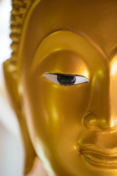 Bezárt arca arany Buddha a templomban - Fotó, kép