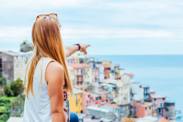 Młoda kobieta podróżująca po Europie, Cinque Terre, Włochy - Zdjęcie, obraz