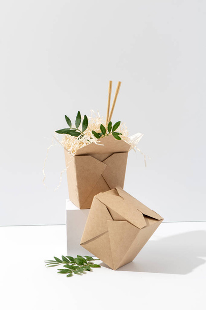 白い背景の隅に使い捨て、リサイクル可能な紙の熱い食糧箱 - 写真・画像