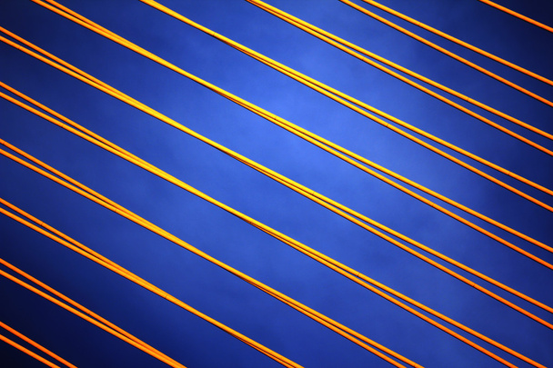 gelbes vertikales Streifenmuster auf blauem Hintergrund. - Foto, Bild