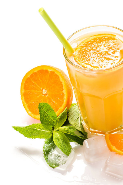 フルーツカクテルミントを加えて、オレンジからグラスに飲みます。オレンジジュース - 写真・画像