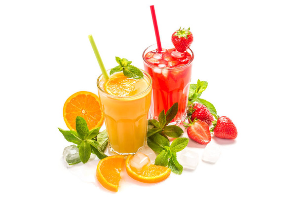 Фруктовий коктейль в окулярах. Фруктові напої з полуниці, помаранчеві прикрашені м'ятою на білому тлі
 - Фото, зображення