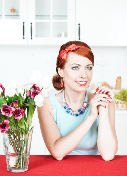 Beautiful smiling woman on the kitchen - Fotografie, Obrázek