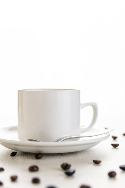 Přední pohled na výtečný a chutný šálek čerstvě vyrobené kávy s kávovou fazolí - Fotografie, Obrázek