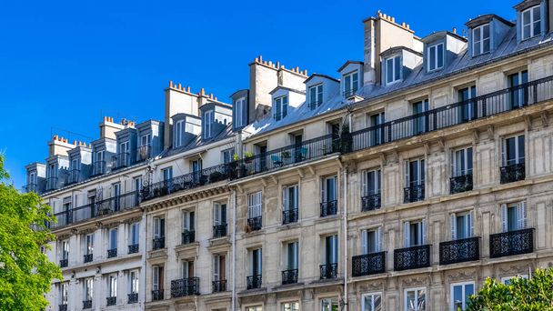 Párizs, tipikus épület, párizsi homlokzat és ablakok Rue de Rivoli  - Fotó, kép