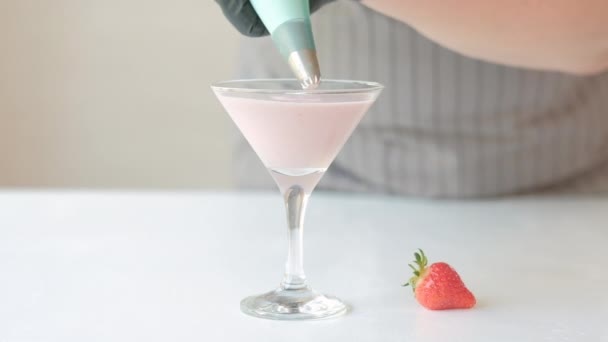 food styling dessert whipped cream strawberry - Séquence, vidéo