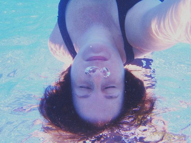 女はプールで潜水する - 写真・画像