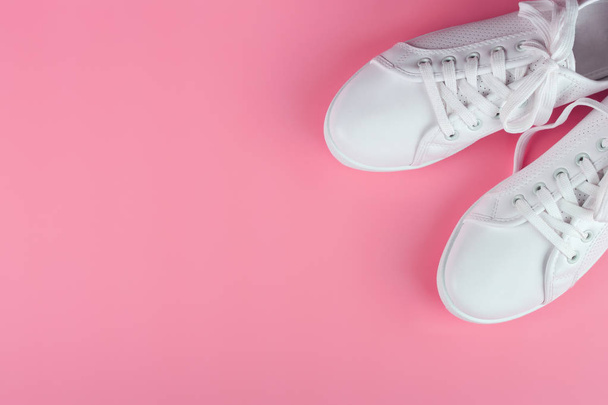 scarpe da ginnastica bianche su sfondo colore. copia spazio
. - Foto, immagini