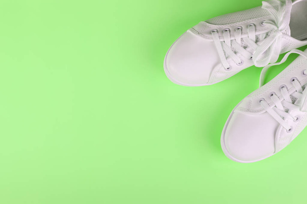 λευκά αθλητικά παπούτσια σε φόντο χρώματος. αντίγραφο χώρου. - Φωτογραφία, εικόνα