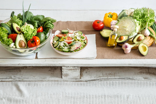 Подготовка здоровой пищи из органических продуктов на столе
 - Фото, изображение