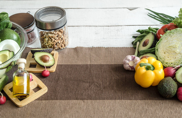 Προετοιμασία υγιεινών τροφίμων από βιολογικά προϊόντα στο τραπέζι - Φωτογραφία, εικόνα