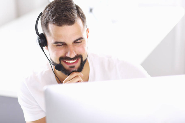 Portret młodego mężczyzny z słuchawkami przed laptopem - Zdjęcie, obraz