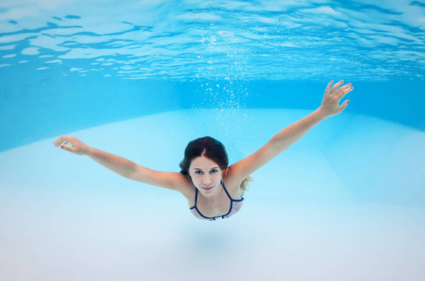 Underwater woman portrait in swimming pool.  - Foto, Bild