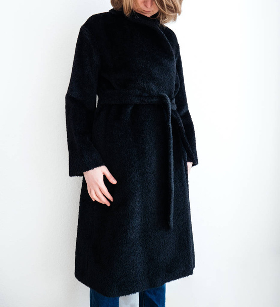 Mulher elegante vestindo casaco preto de lã
 - Foto, Imagem