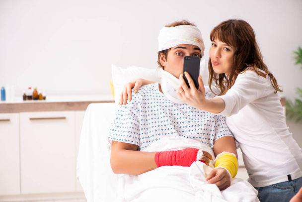 Любляча дружина доглядає за пораненим чоловіком
  - Фото, зображення