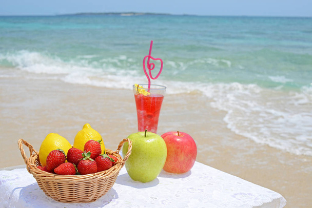 Frutas frescas en una hermosa playa de Okinawa
 - Foto, imagen