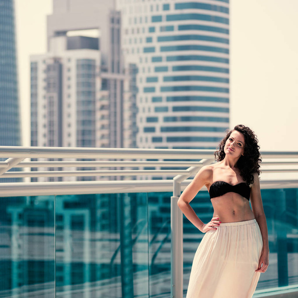 Dubai 'de yüzme havuzunda bikini giyen genç kadın portresi. İnstagram görünümlü filtrelenmiş resim. - Fotoğraf, Görsel