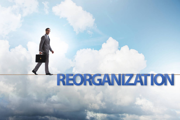 Reorganizációs koncepció, az üzletember sétál szűk kötelet - Fotó, kép