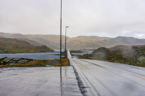 Droga przez norweskie wyżyny Parku Narodowego Hardangervidda - Zdjęcie, obraz