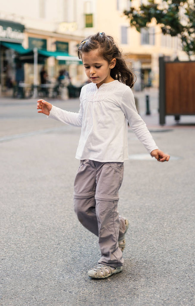Μικρό κορίτσι περπατά σε εξωτερικούς χώρους πορτρέτο.  - Φωτογραφία, εικόνα
