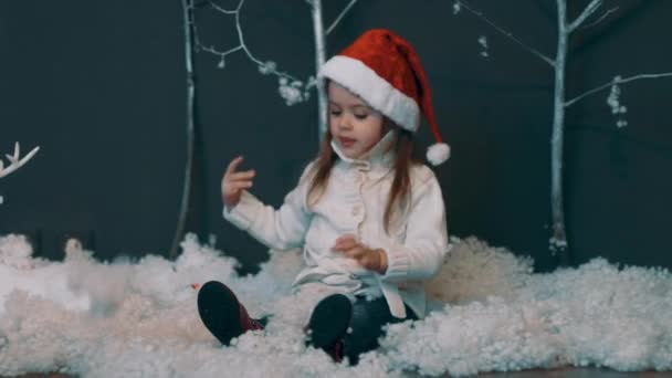 Real Time The Girl In The Cap Of Santa Claus Throws The Snow Up. Artificial Snow - Filmagem, Vídeo