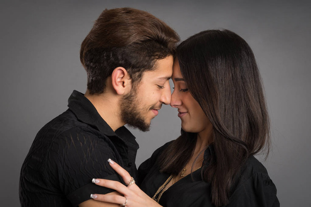 Una pareja romántica besándose. Retrato íntimo del estudio
. - Foto, imagen
