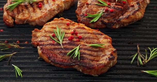 Griller les steaks de porc, le cou de porc avec l'ajout d'herbes et d'épices sur la plaque de cuisson, vue sur le dessus, 4k. Viande grillée, barbecue, barbecue
 - Séquence, vidéo