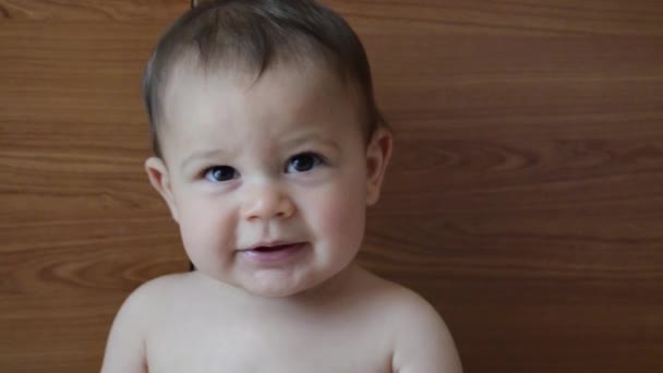 Porträt eines süßen sechs Monate alten Jungen - Gesichtsausdruck - Filmmaterial, Video