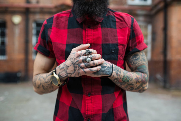 Ręce bliska młodego tatuażem portret człowieka w dzielnicy Shoreditch, Londyn. Styl Hipster. - Zdjęcie, obraz
